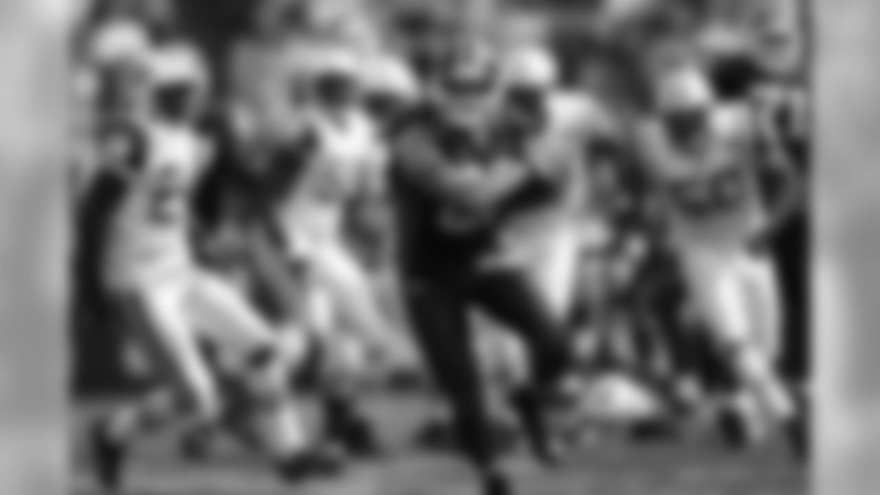 Josh Reed
Sixth in franchise history with 311 catches as a Buffalo Bill.
In 115 games as a Bill, Reed had 311 catches for 3575 yards and 10 touchdowns.