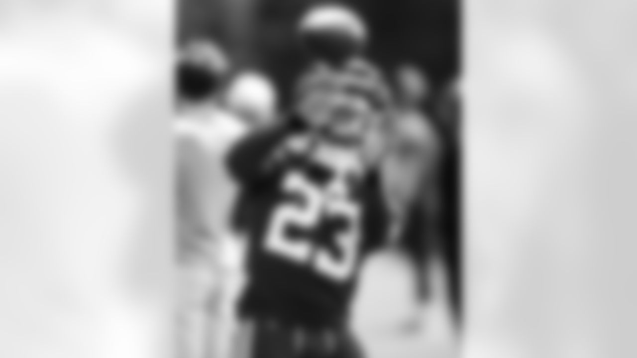 23 CB Kenny Moore II