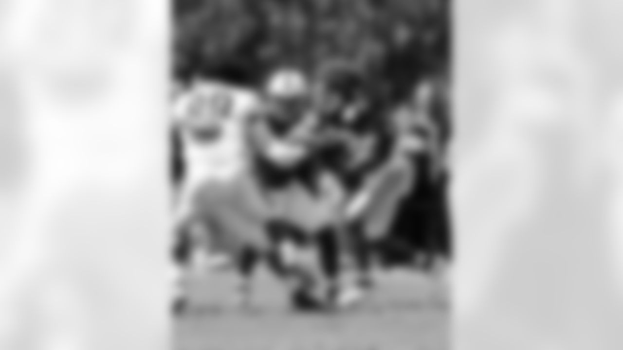 QB Anthony Richardson #5 and RB Jonathan Taylor #28